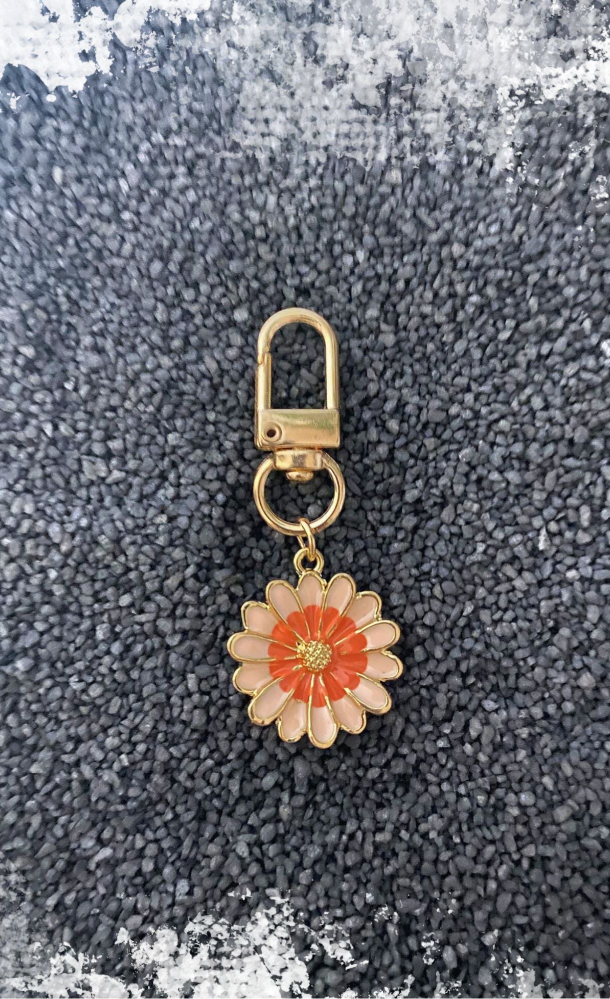 Blumenförmiger Schlüsselanhänger in Orange und Rosa
