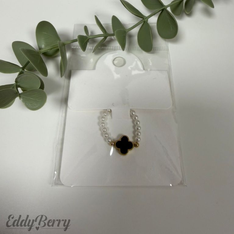 Elastischer Perlenring mit Kleeblatt Anhänger | MEETS Liveverkauf