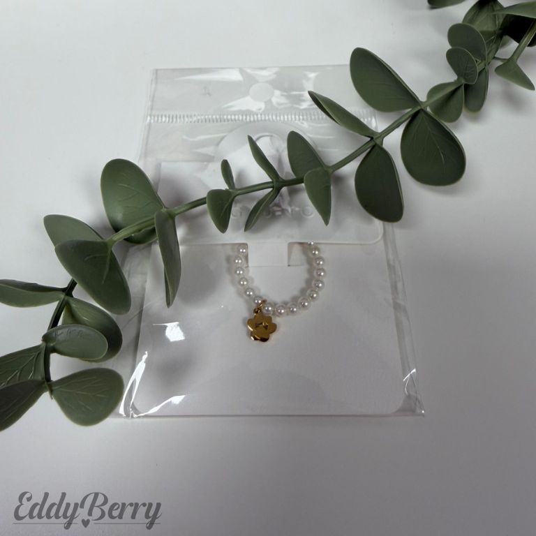 Elastischer Perlenring mit Kleeblatt Anhänger | MEETS Liveverkauf