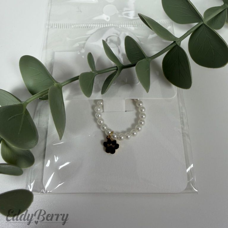 Elastischer Perlenring mit Kleeblatt Anhänger | MEETS Liveverkauf