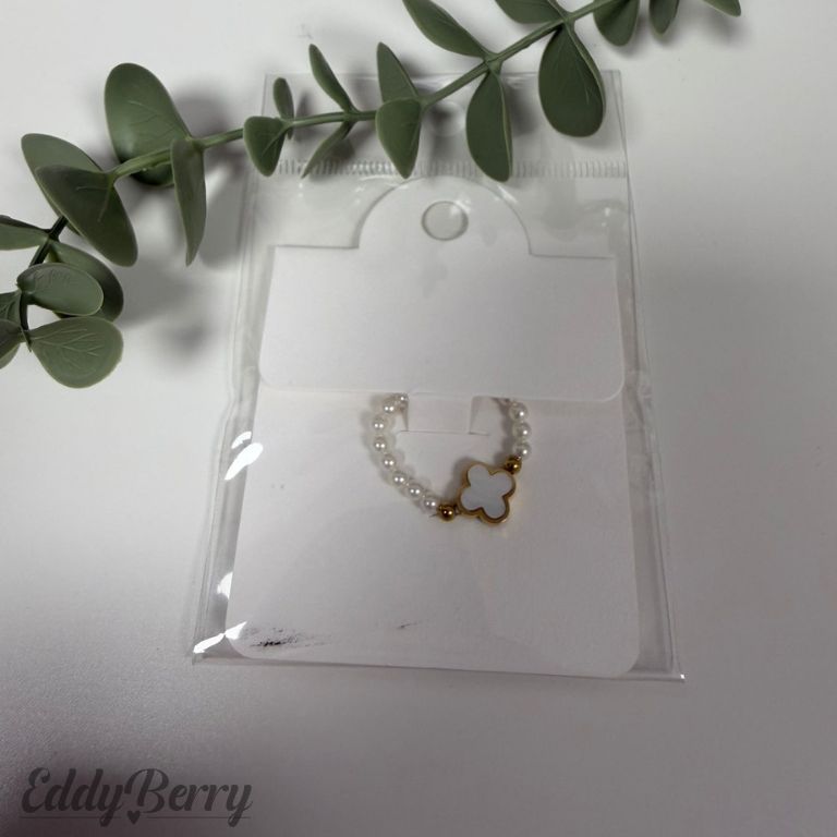 Elastischer Perlenring mit Kleeblatt Anhänger | MEETS Liveverkauf