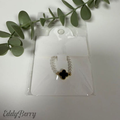 Elastischer Perlenring mit Kleeblatt Anhänger | MEETS Liveverkauf