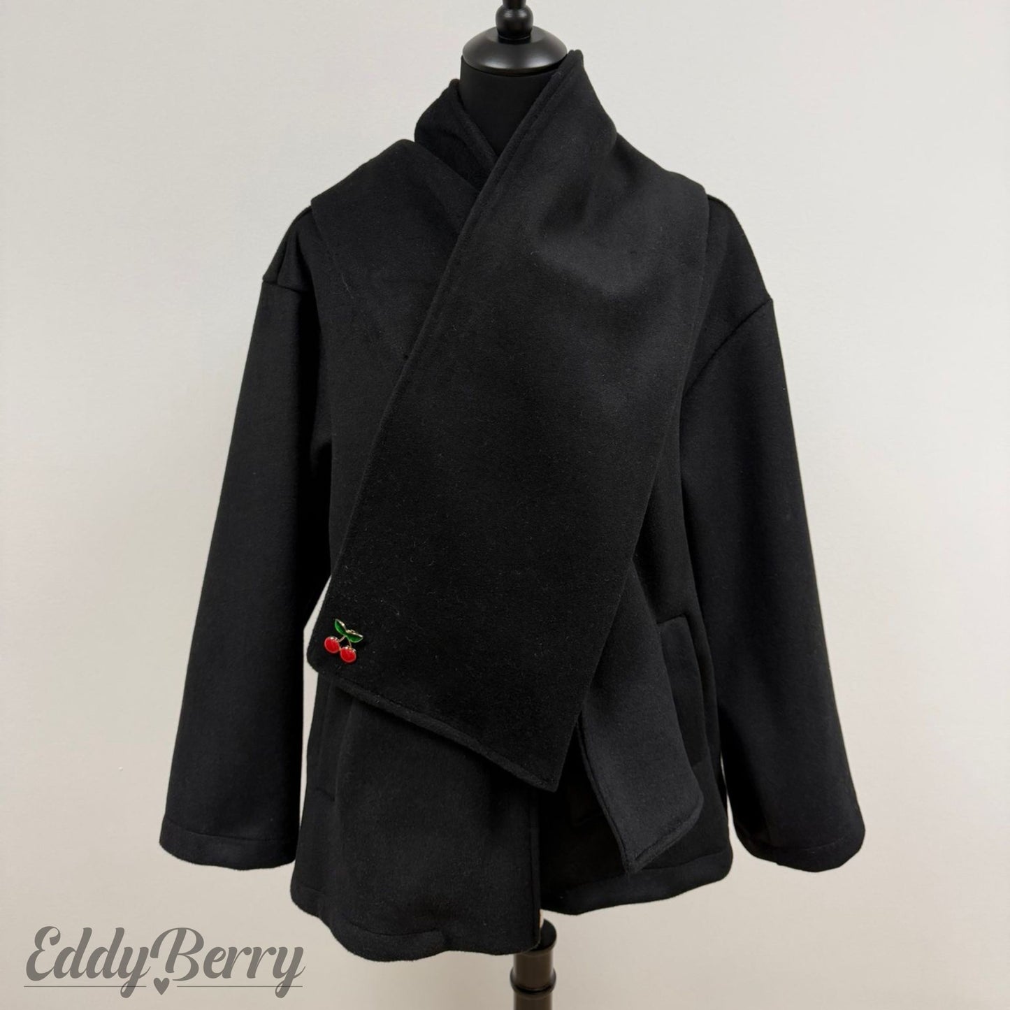 Jacke + Schal mit Kirsch-Brosche- (bis Gr. 44) | MEETS Liveverkauf