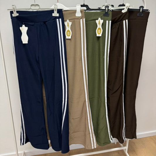 Schlaghose mit sportlichen Streifen